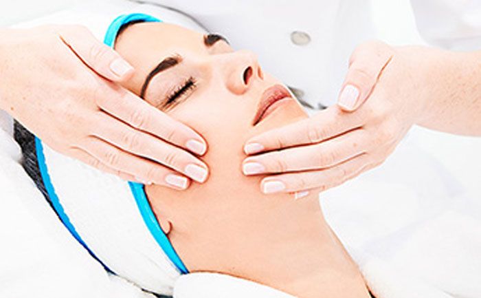 Kosmetikbehandlung mit !QMS Medicosmetics hochwertiger Hautpflege !QMS Medicosmetics hochwertige Hautpflege